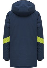 Marinblå isolerad jacka med huva, med en framträdande ljusgul horisontell rand på varje ärm. Slät syntetisk textur.