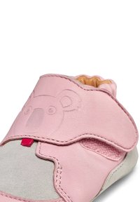 Rosa Lederkinderschuh mit Koala-Motiv. Besitzt einen grauen Wildlederbereich, einen Klettverschluss und eine weiche Innenauskleidung.