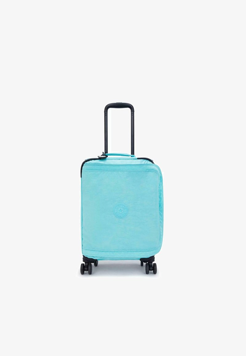 Maleta rodante azul claro con un exterior texturizado, dos ruedas, un asa retráctil y un logo grabado en la parte frontal.