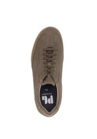 Sneaker in camoscio marrone con punta tonda, design a lacci piatti, accenti perforati e una soletta nera imbozzata con logo.