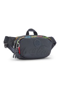 Marsupio nero con tessuto strutturato, chiusura con cerniera e un portachiavi a forma di scimmia attaccato. Presenta una colorata scritta Coca-Cola lungo la tracolla.