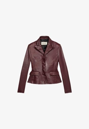Bordeaux leren blazer met een aansluitend ontwerp, geknipte revers, twee voorkruimelzakken en een gladde textuur. Merkenlabel "Trussardi" zichtbaar aan de binnenkant.