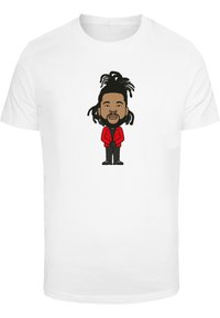 Hvit bomull t-skjorte med en tegneseriefigur med svart hår i dreadlocks, iført en rød jakke, svart skjorte og bukser.