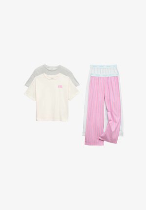 Dwie krótkie koszulki z krótkim rękawem w jasnoszarym i kremowym kolorze oraz dwie pary pasiastych spodni do piżamy, jedna różowa, a druga biała z niebieskimi akcentami.