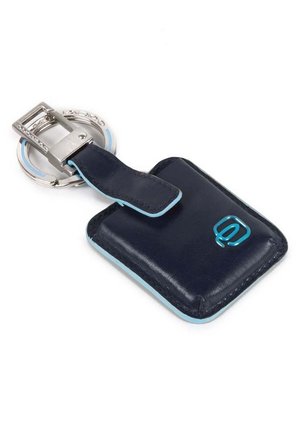 Porte-clé en cuir bleu marine avec des accents bleu clair, forme rectangulaire, porte-clés en métal argenté, logo en relief à l'avant.