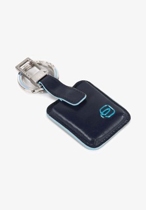 Porte-clé en cuir bleu marine avec des accents bleu clair, forme rectangulaire, porte-clés en métal argenté, logo en relief à l'avant.