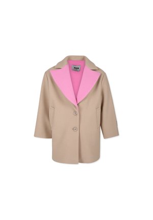 Manteau en laine beige mélangé avec un col en feutre rose, comportant trois boutons, deux poches avant et des manches trois-quarts.