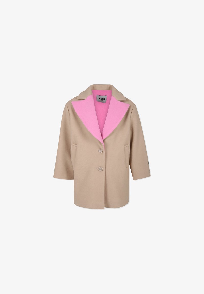 Cappotto in misto lana beige con colletto in feltro rosa, dotato di tre bottoni, due tasche frontali e maniche a tre quarti.