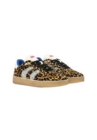 Sneakers con stampa leopardata in pelliccia, caratterizzate da strisce laterali argentate glitterate, lacci neri e suola in gomma beige con interno blu.