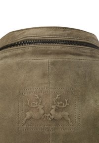 Olivgrüne Wildledertasche mit einem oberen Reißverschluss, versehen mit einem geprägten Hirschlogo und gesticktem Rand, der eine glatte und strukturierte Oberfläche präsentiert.