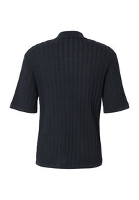 Polo en maille noire à manches courtes avec motif à rayures verticales texturées et finitions unies au col, aux poignets et à l'ourlet, vu de dos.