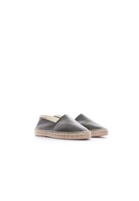 Espadrillas in pelle color verde oliva con una morbida texture, caratterizzate da un dettaglio in corda di juta lungo la suola e un design semplice da indossare.