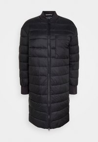 Chaqueta larga acolchada negra con cierre de cremallera frontal, puños acanalados y un bolsillo en el pecho. La tela tiene una textura suave y brillante y un patrón acolchado.