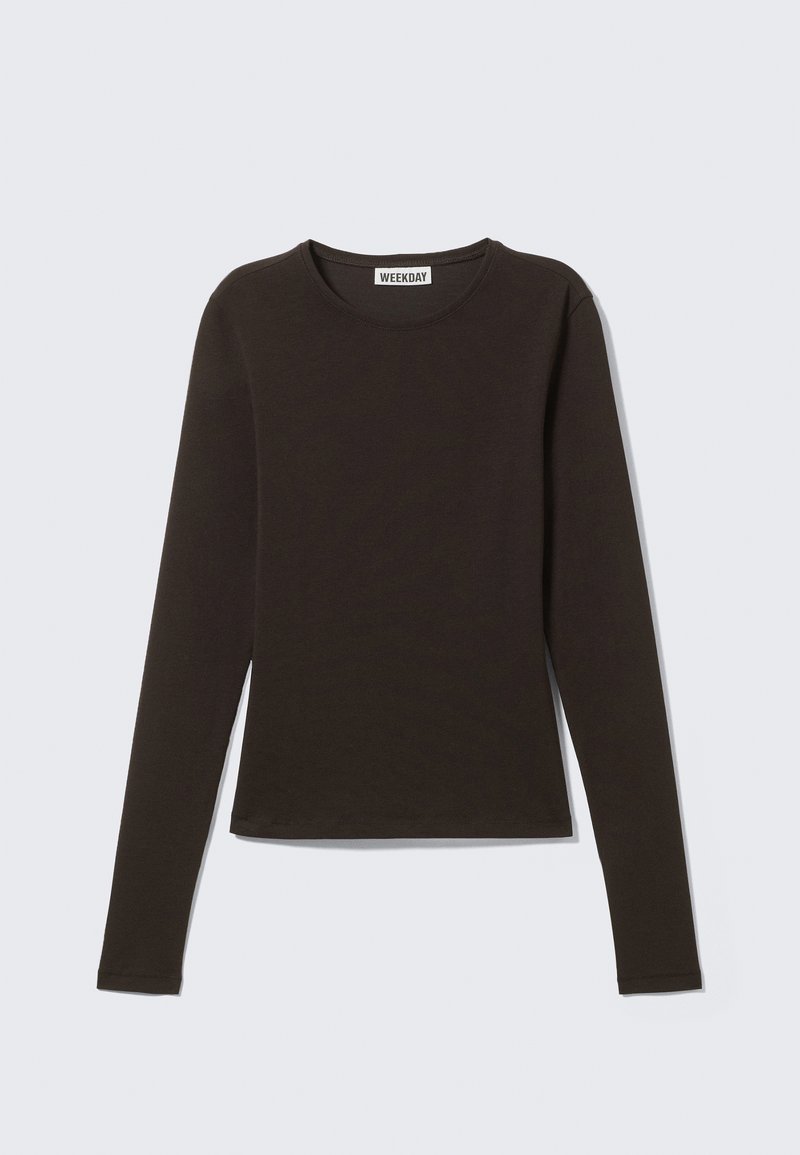 Long-sleeve, dark brown t-shirt made of soft cotton with a round neckline and a slim fit design, featuring a label at the collar.