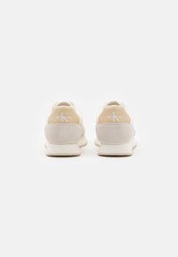 Calvin Klein Jeans RETRO RUNNER - Zapatillas - creamy white/eggshell/khaki