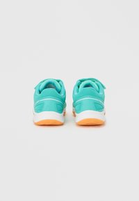 Τυρκουάζ αθλητικά παπούτσια με υφασμάτινο επάνω μέρος με υφή, επενδεδυμένο γιακά και λευκή μεσαία σόλα. Η λαστιχένια εξωτερική σόλα διαθέτει πορτοκαλί σχέδιο πρόσφυσης.