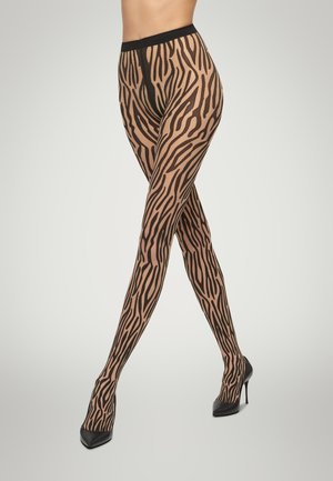 Nude kousen met een zwart zebra stripe patroon, voorzien van een transparante textuur en een brede zwarte tailleband. Draagt met zwarte hoge hakken.