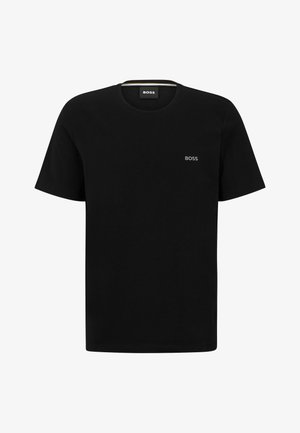 Camiseta de algodón negra con mangas cortas, cuello redondo y un pequeño logo blanco "BOSS" en el lado izquierdo del pecho. Textura suave.