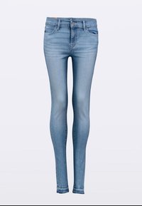 Slim fit lichtblauwe spijkerbroek met een taillehoogte in het midden, vijf zakken en subtiele vervaging. Heeft een knoopsluiting en riemlussen.