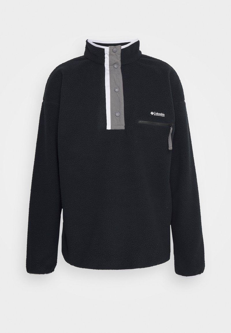 Pullover in pile nero con colletto alto, patta con bottoni grigia e tasca sul petto con zip. Presenta accenti bianchi a contrasto.
