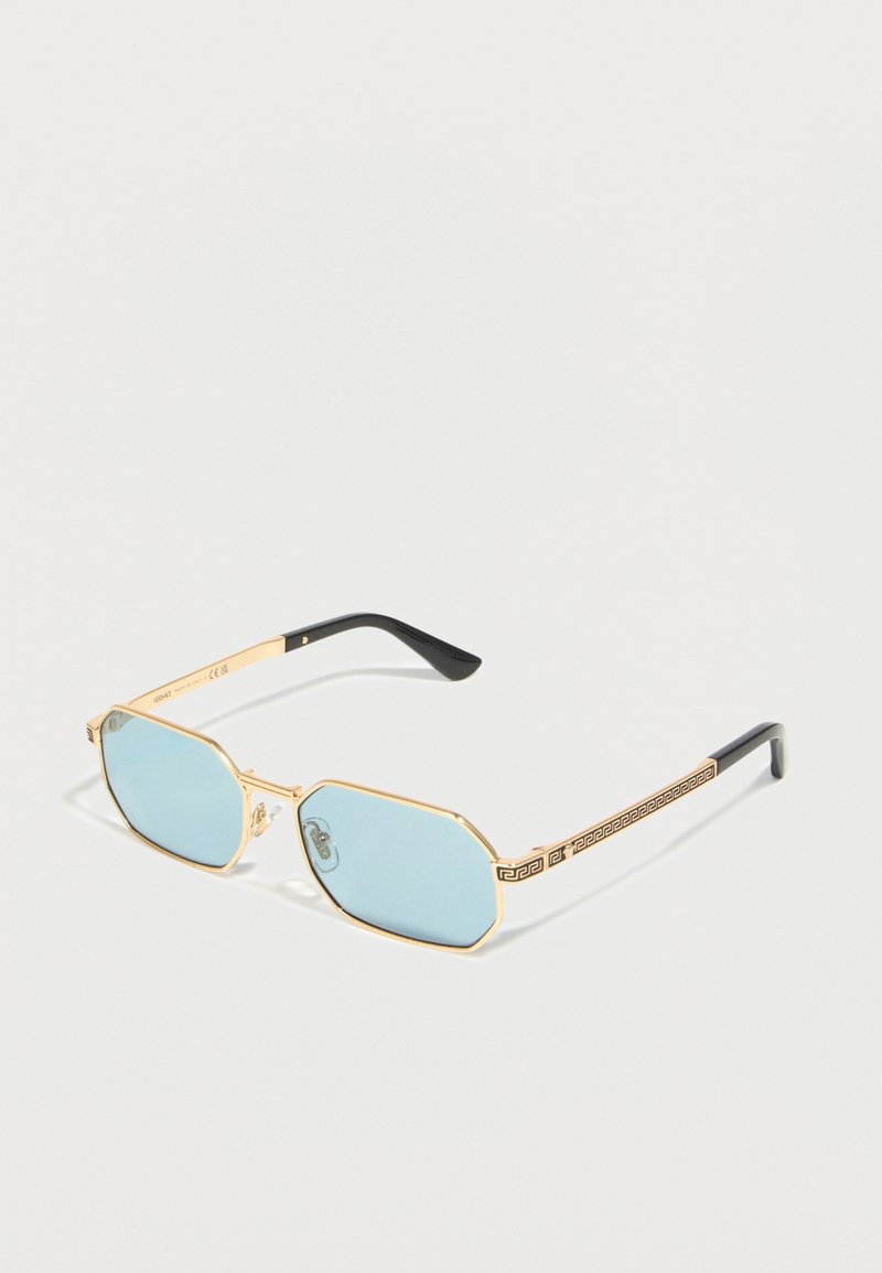 Γυαλιά ηλίου με χρυσή κορνίζα, φωτεινούς γαλάζιους οκταγωνικούς φακούς και μαύρες άκρες στα βραχίονες, με σχέδιο ελληνικού κλειδιού στα μπράτσα.