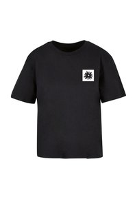Tricou negru cu mânecă scurtă din bumbac, având un grafic alb pătrat cu un design floral negru în zona stângă a pieptului.