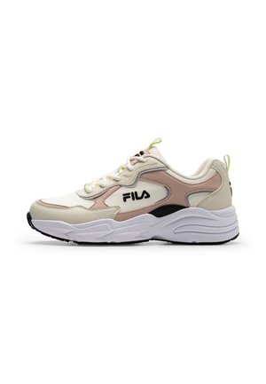 Baskets basses FILA avec panneaux superposés beige, rose clair, crème et blanc, logo noir sur le côté, semelle blanche épaisse et languettes jaunes.