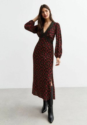 Robe noire à motifs floraux avec de longues manches bouffantes, en dentelle et fentes latérales ; arbore un motif de fleurs rouges vives sur fond sombre.