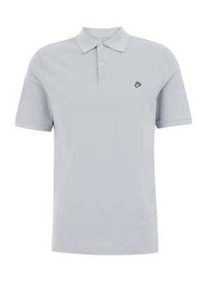 Hellblaues Poloshirt aus Baumwolle. Verfügt über einen klassischen Kragen, eine Drei-Knopf-Leiste und ein kleines schwarzes Logo auf der Brust.