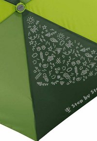 Grüner Regenschirm mit einem zweifarbigen Design; verfügt über ein strukturiertes Muster aus handgezeichneten Kritzeleien in Weiß auf einem Panel und einem runden Griff.