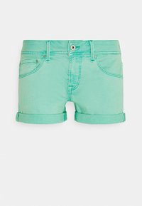 Shorts en denim vert clair avec un ourlet roulé, des poches avant et une fermeture à bouton en métal. Texture lisse et design épuré.