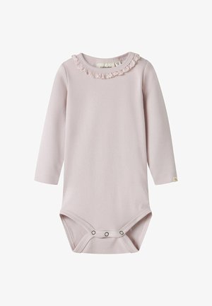 Lichtroze babyromper met lange mouwen, ruchtrandje aan de kraag en drukknopen in het kruis voor makkelijke luiers verschonen.