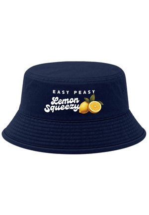 Marineblauer Fischerhut mit dem Text "Easy Peasy Lemon Squeezy" und Bild von zwei Zitronen, eine ganze und eine geschnittene.