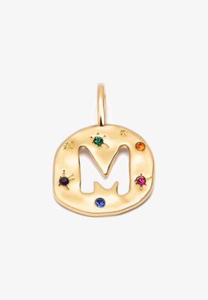 Pendentif en or représentant la lettre "M" ornée de pierres précieuses colorées, y compris du vert, du bleu, du violet et de l'orange, sur un design circulaire texturé.