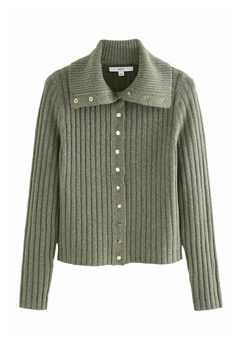 Grüner gerippter Cardigan mit großem Kragen, ausgestattet mit goldenen Druckknöpfen auf der Vorderseite. Hergestellt aus einem strukturierten, wollähnlichen Material.