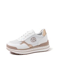 Sneaker bianco con parte superiore in rete, dettagli in pelle beige e suola maculata. Presenta un design con lacci e logo sul lato.