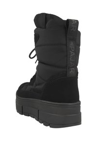 Stivale invernale insulated nero con upper in nylon trapuntato, punta tonda, chiusura con lacci e suola in gomma robusta. Presenta un gancio con logo sul retro.
