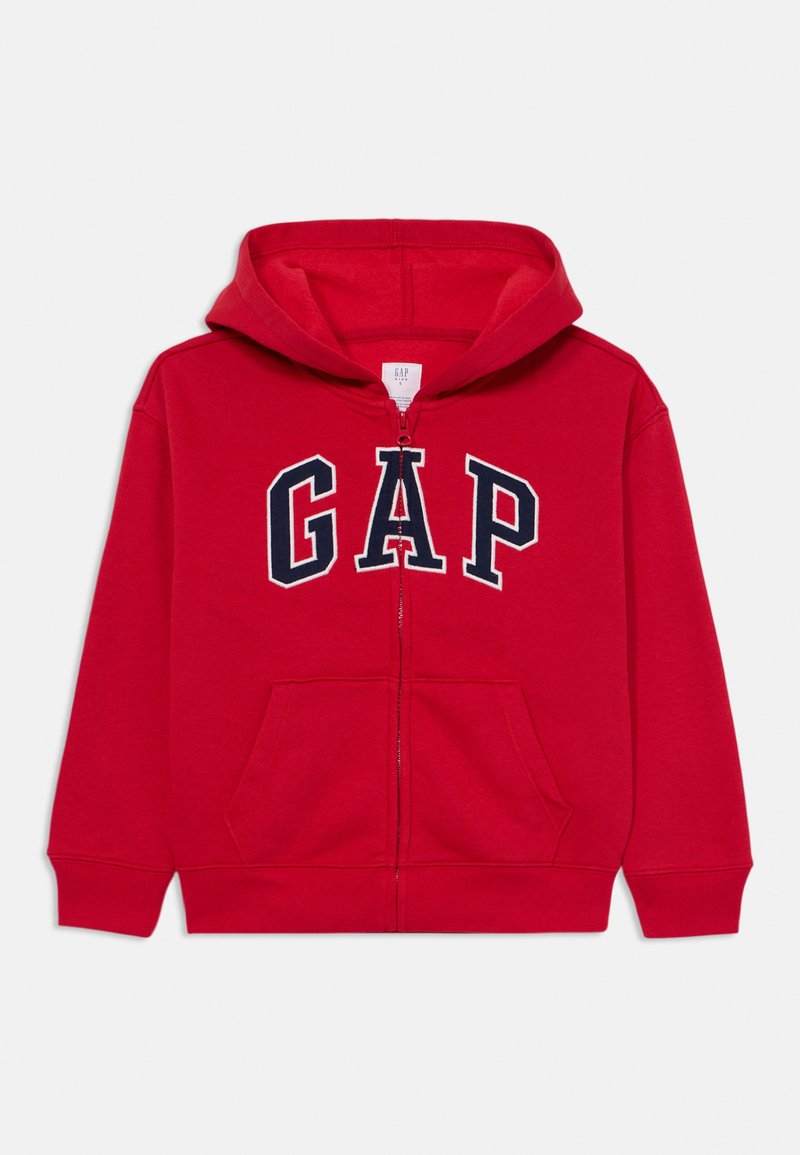 Sudadera roja con cremallera hecha de algodón, con un logo de "GAP" en color navy en el frente, cuenta con capucha y dos bolsillos frontales. Textura suave, diseño casual.