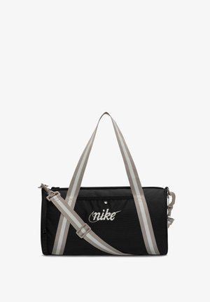 Mala de desporto preta da Nike com logótipo em relevo. Possui alças listradas em tom claro, fecho de zip e uma forma retangular. Feita de tecido durável.