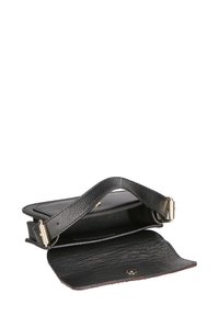 Borsa in pelle nera con superficie testurizzata, design aperto e chiusura dorata. Presenta una tracolla piatta e due scomparti.