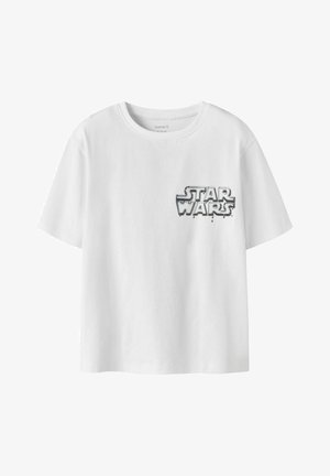 Hvit T-skjorte med korte ermer og liten "Star Wars"-logo i svart og hvitt på venstre brystområde mot en ensfarget bakgrunn.
