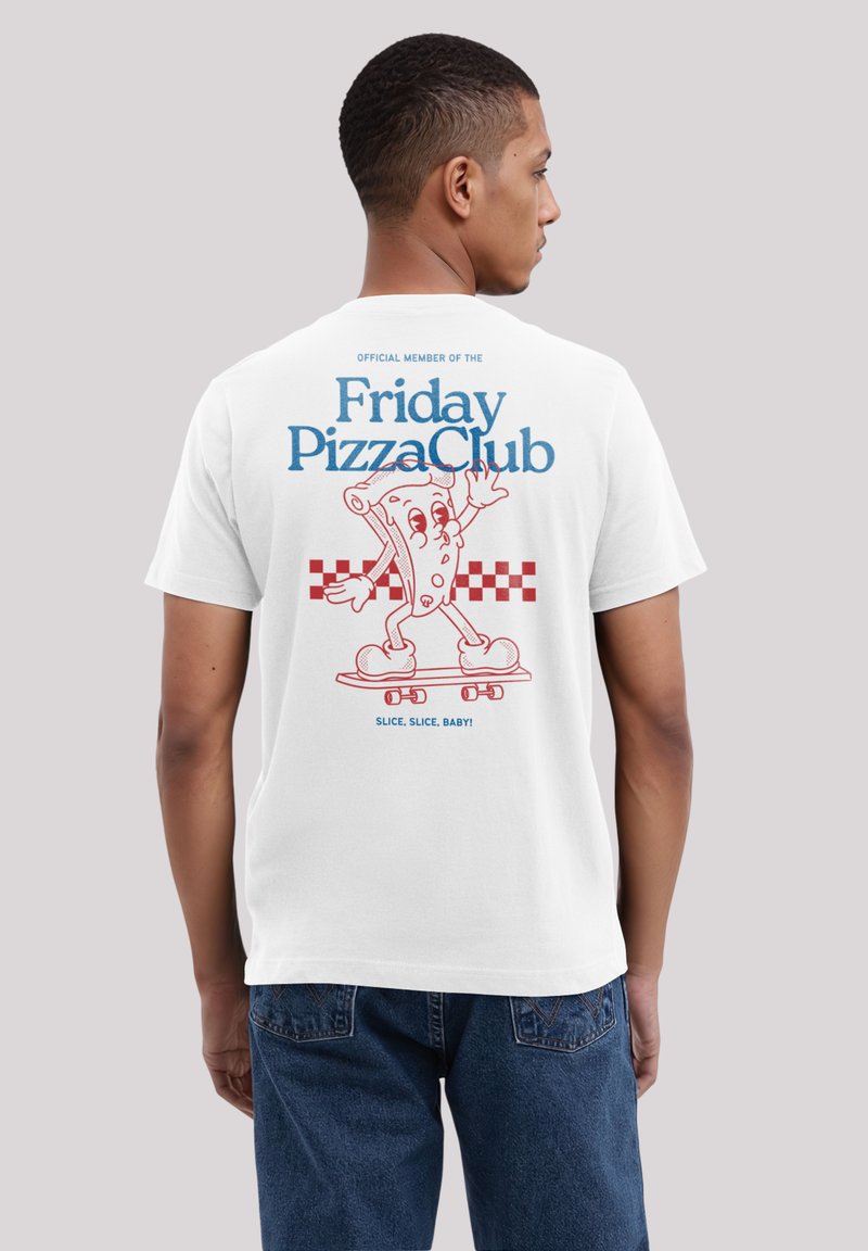 Bílý tričko s kreslenou postavičkou pizzy na skateboardu, červený text "Pizzový klub v pátek" a kostkovaný vzor. Volný střih s krátkými rukávy.