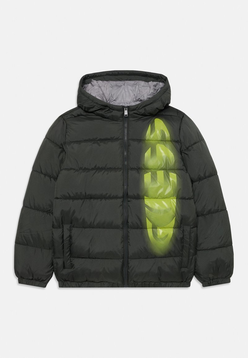 Svart pufferjakke med hette, med quiltet tekstur, glidelås og et stort grønt logo/motiv på forsiden.