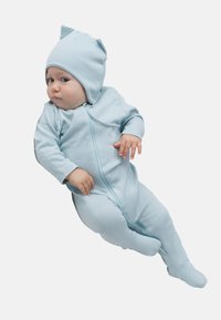 Helles blaues Baby-Einteiler mit einem Reißverschluss, ausgestattet mit einer Kapuze mit Katzenohren, langen Ärmeln und Füßchen für zusätzliche Wärme. Weicher Stoff.