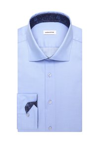 Chemise habillée pour homme bleu clair avec des accents floraux bleu foncé à l’intérieur du col et des poignets, boutonnée devant, pliée soigneusement.