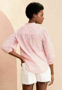 Love & Roses RUFFLE V NECK 3/4 SLEEVE - REGULAR FIT - Blúzka so zapínaním na gombíky - red and white embroidery