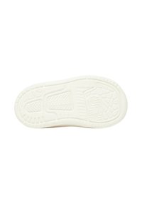 Sole di sneaker bianche con un modello di presa testurizzato, caratterizzata da bordi scanalati e un design del battistrada centrale per trazione e stabilità.