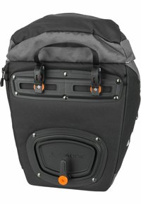 Borsa da bici impermeabile nera e grigia con design a roll-top, punti di attacco multipli e meccanismo di bloccaggio arancione. Dettaglio in tessuto testurizzato.