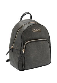 Zaino sintetico nero con dettagli in oro, caratterizzato da un motivo testurizzato a francobolli. Due scomparti con cerniera e spallacci regolabili.