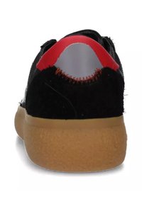 Sneaker nera con tomaia testurizzata, con linguetta rossa sul tallone e suola in gomma. Presenta dettagli di cucitura e un design a vita bassa.